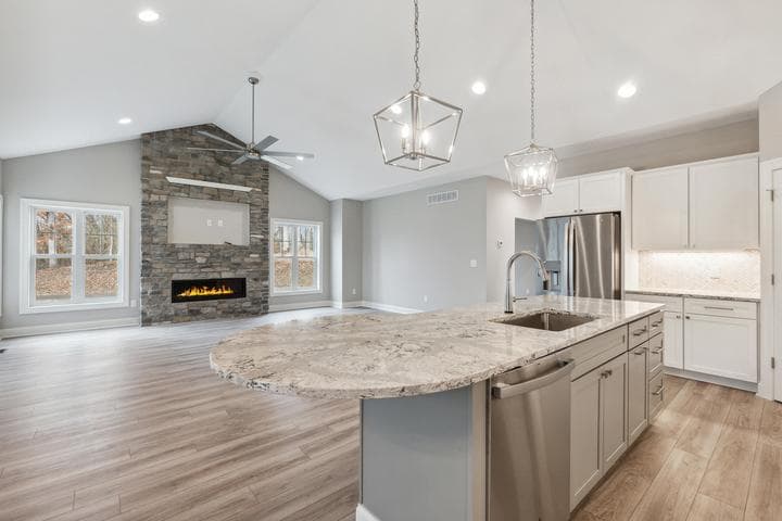1140 Lochaven Circle 10B, Hillsdale, MI 49242