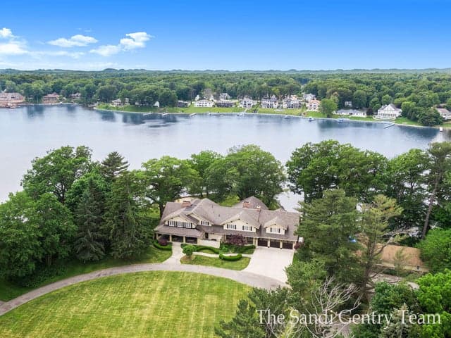 18635 N Fruitport Road, Spring Lake, MI 49456