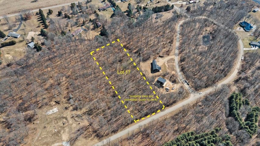 17 Highfield Road, Three Rivers, MI 49093