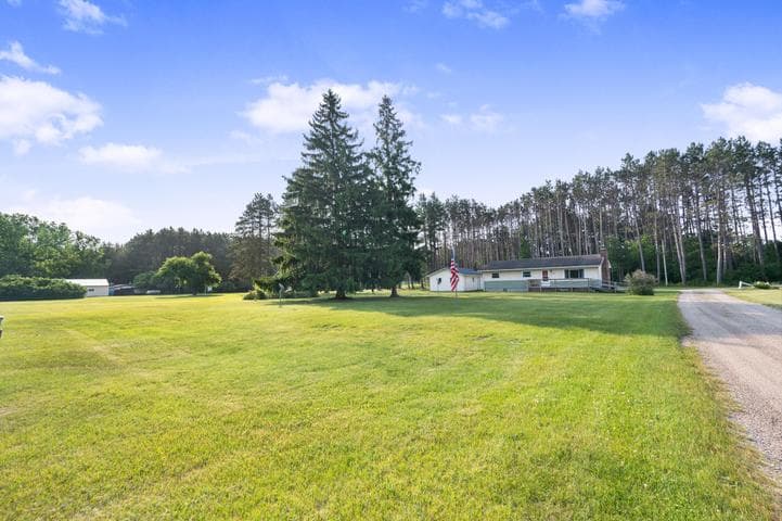 7873 River Rd, Evart, MI 49631