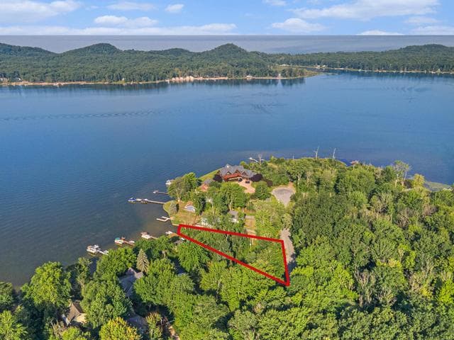 7035 Harbor Drive, Pentwater, MI 49449