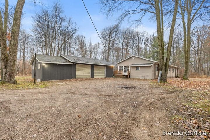 9807 N Maple Hill Road, Howard City, MI 49329