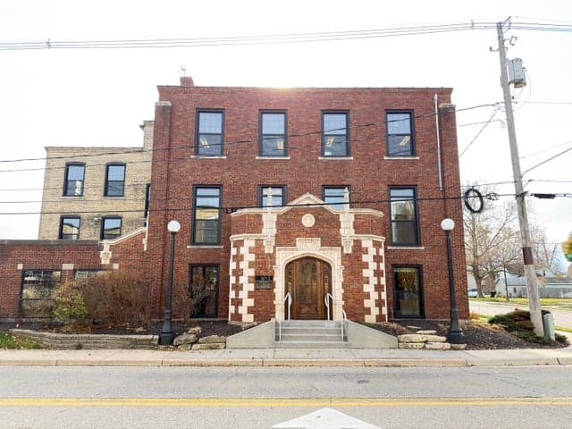 160 W Washington Avenue C, Zeeland, MI 49464