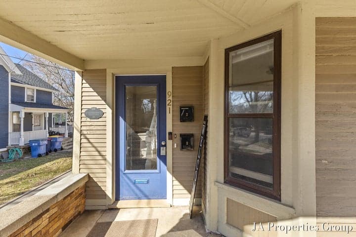 921 Fairmount Street SE, Grand Rapids, MI 49506