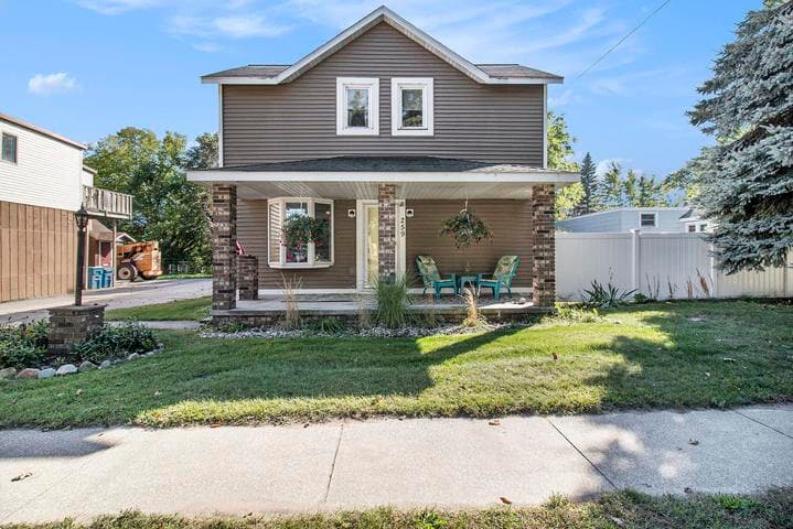 259 5th Avenue, Manistee, MI 49660