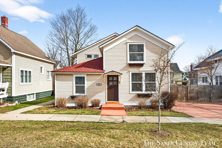 209 Clinton Avenue, Grand Haven, MI 49417
