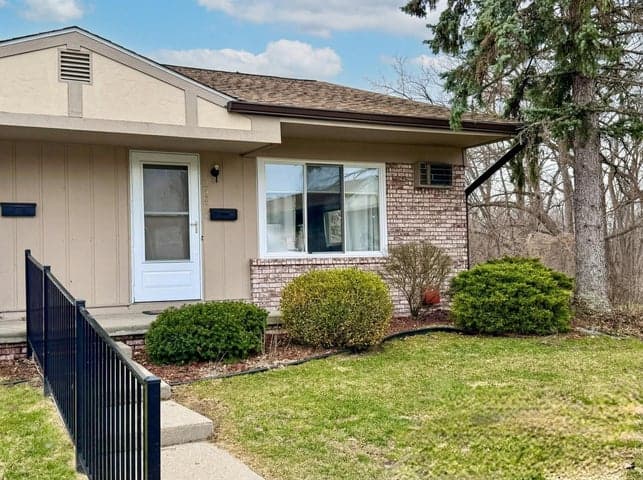 25225 Potomac Drive 8, South Lyon, MI 48178