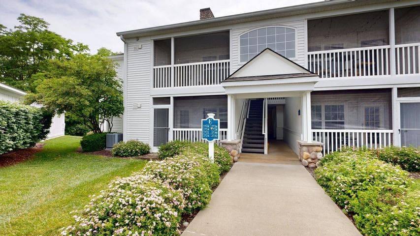 2718 S Knightsbridge Circle, Ann Arbor, MI 48105