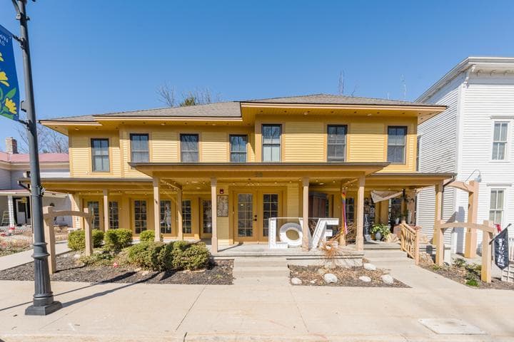 98 W Center Street, Douglas, MI 49406