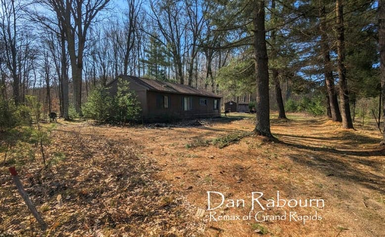 5263 E 8 Mile Road, Luther, MI 49656