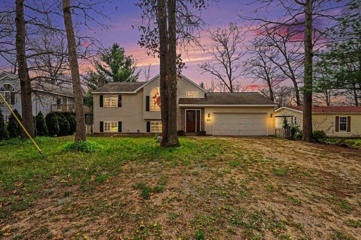 8433 Cochise Drive, Howard City, MI 49329