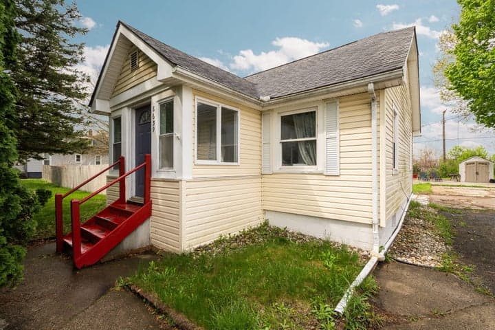 8659 N Canton Center Road, Canton, MI 48187