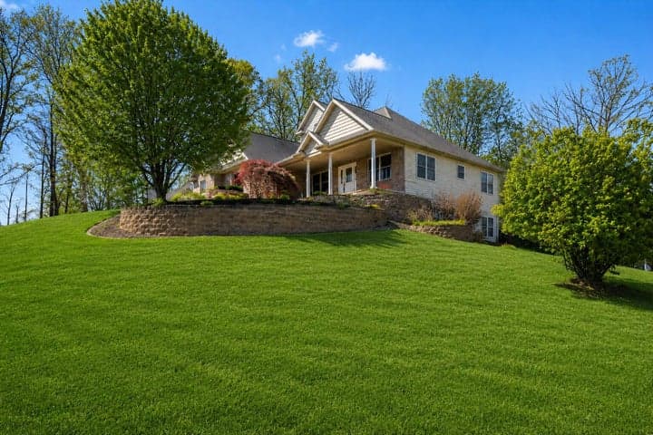 2112 Scenic Hills Drive, Jackson, MI 49201