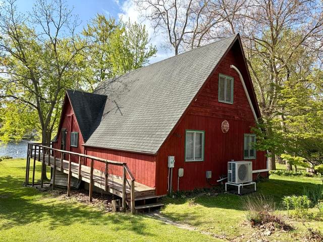 45601 Peninsula Drive E, Grand Junction, MI 49056