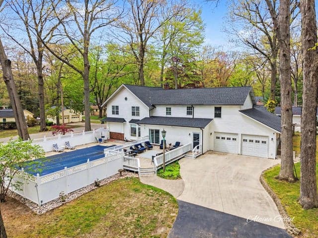 385 Marquette Avenue, Holland, MI 49424