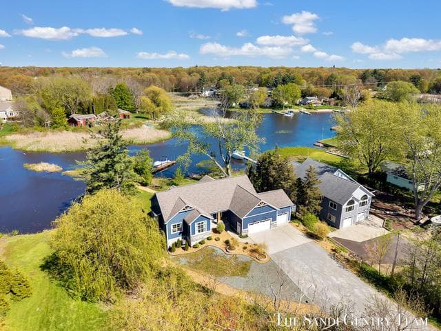 17940 Cove Street, Spring Lake, MI 49456