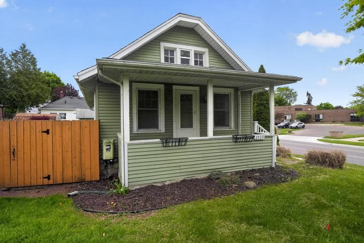 2533 S Washington Avenue, Lansing, MI 48910