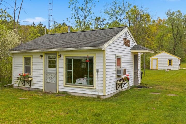 1196 Lakeview Drive, Brooklyn, MI 49230