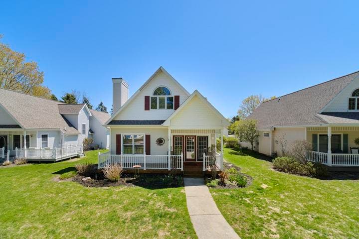 10 Cottage Lane, Manistee, MI 49660