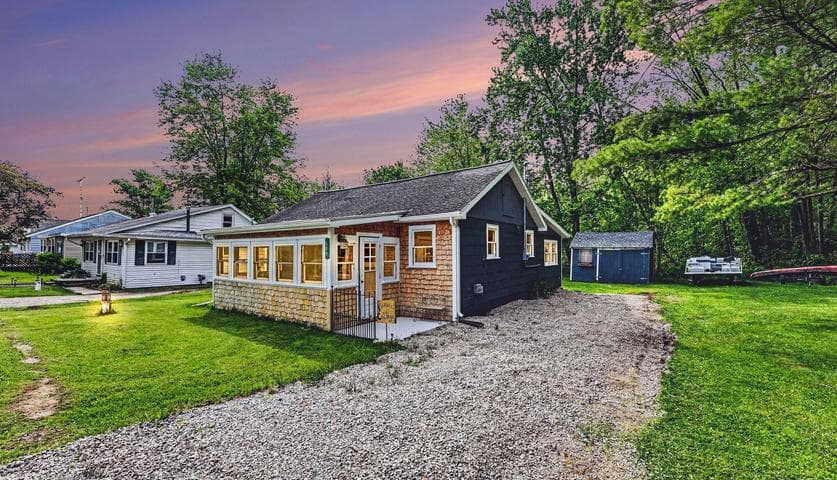 588 Pleasant Drive, Gregory, MI 48137