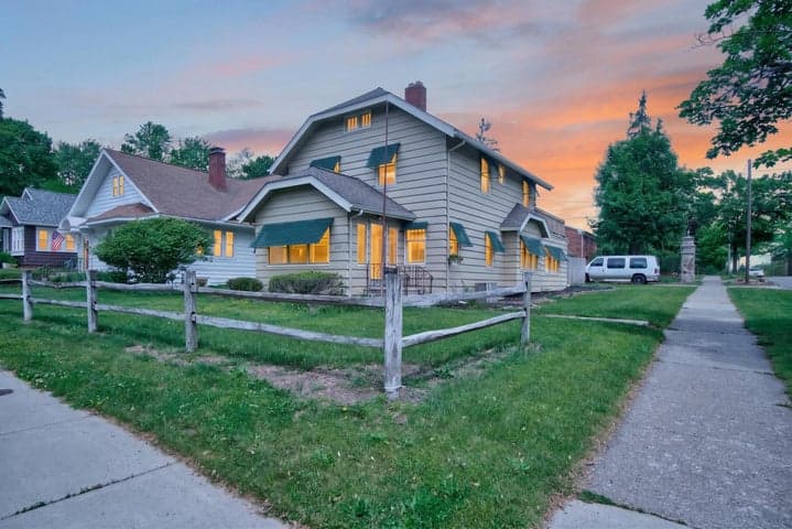 802 Oakridge Drive, Jackson, MI 49203