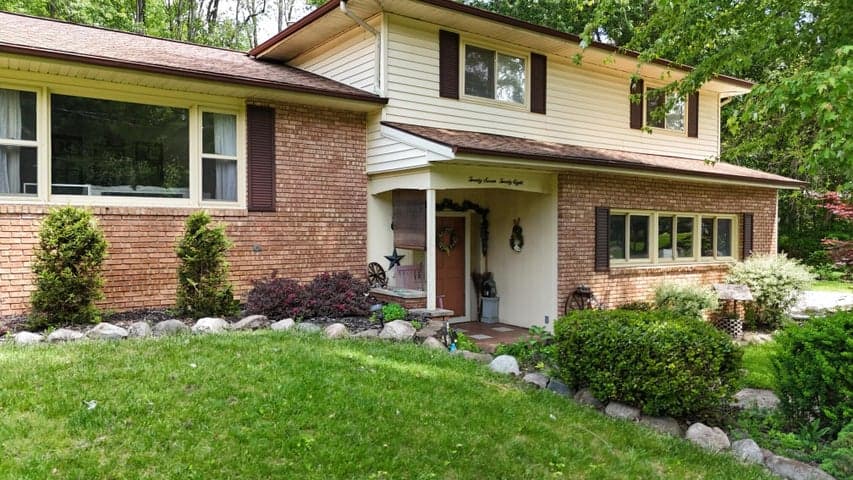 2728 Forest Lake Drive, Jackson, MI 49203