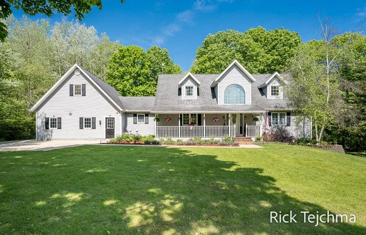 10345 Red Oak Ridge, Howard City, MI 49329