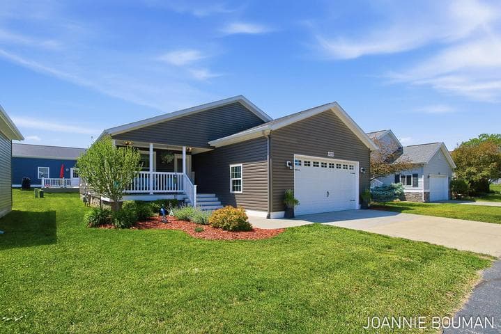 5230 E Sunfield Lane, Holland, MI 49423
