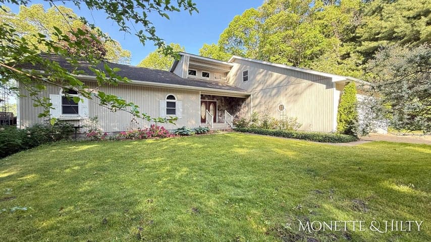 2550 Cove Road, Twin Lake, MI 49457