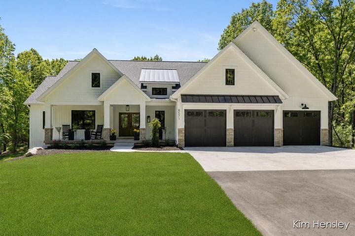 8571 Young Avenue NE, Rockford, MI 49341
