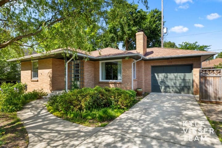 805 Rosewood Avenue SE, East Grand Rapids, MI 49506
