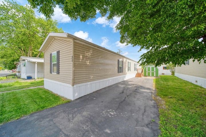 80 Sterling, Adrian, MI 49221