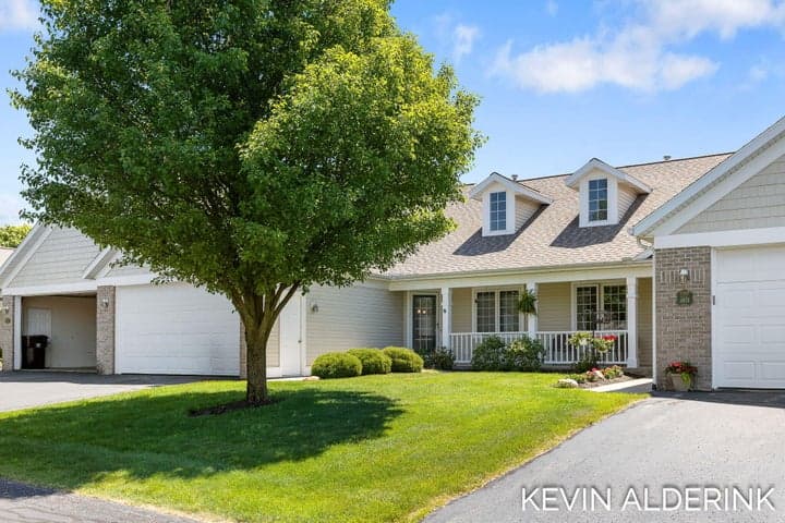 8872 N Peninsula Court, Zeeland, MI 49464