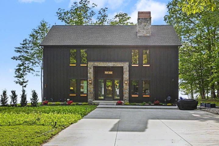 2578 Lakeshore Drive, Fennville, MI 49408