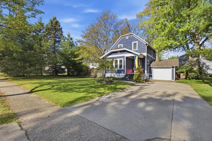 115 N Lake Avenue, Spring Lake, MI 49456