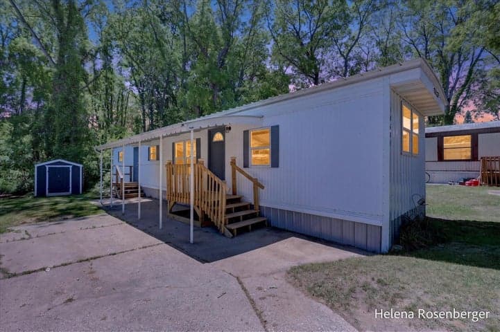 10604 Peachtree Street, Plainwell, MI 49080
