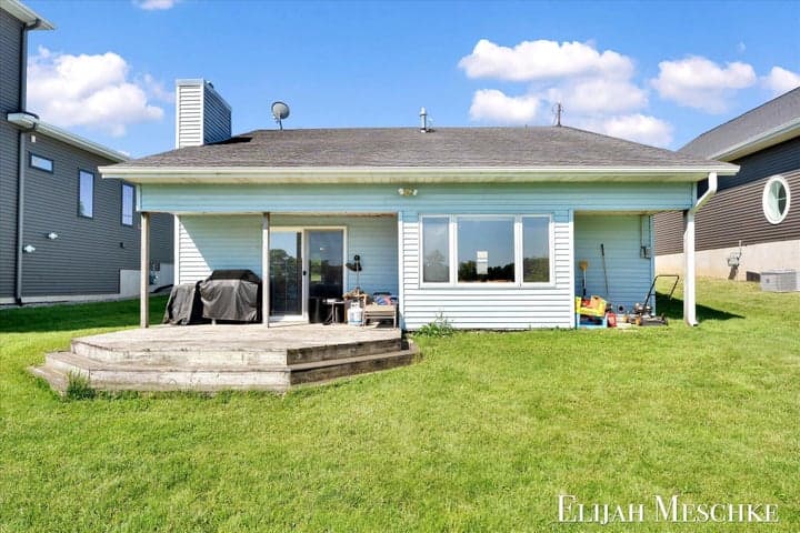 10207 Poplar Drive NE, Rockford, MI 49341