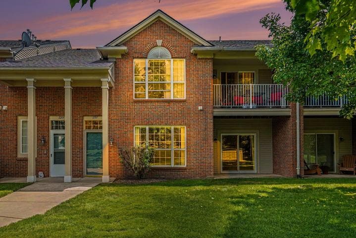 11107 Farmingdale Lane 130, Walled Lake, MI 48390