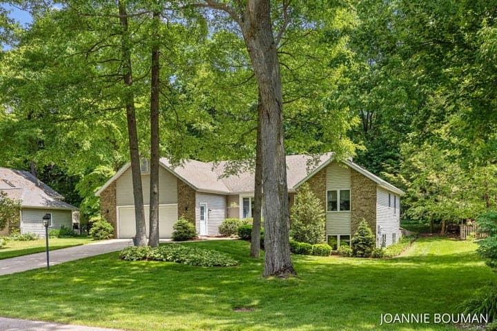 4629 Pine Drive, Holland, MI 49423