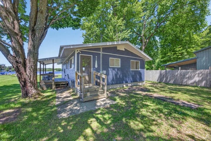 2864 Pleasant Lake Shore Drive, Cadillac, MI 49601