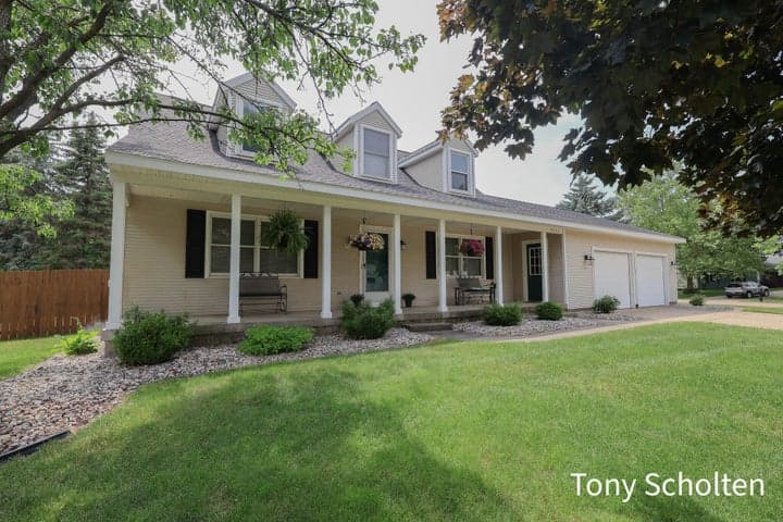 7537 Woodside Drive, Hudsonville, MI 49426