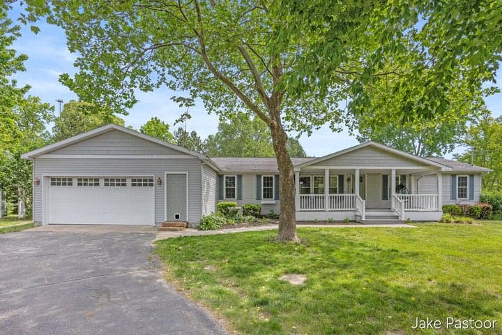 9951 10 Mile Road NE, Rockford, MI 49341