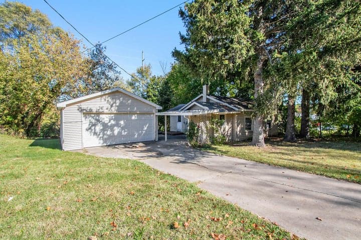 1005 E Front Street, Buchanan, MI 49107
