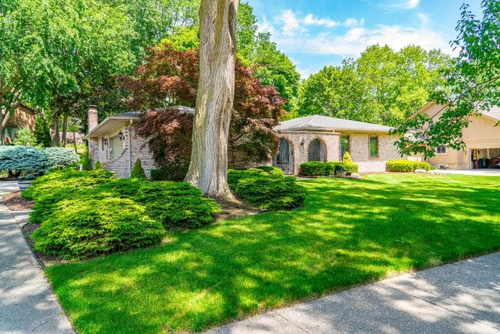 5097 Collington Drive, Troy, MI 48098