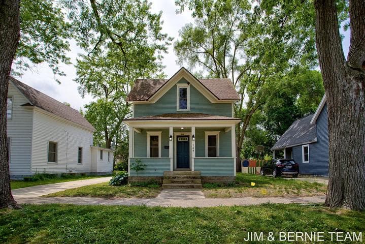 124 E 17th Street, Holland, MI 49423