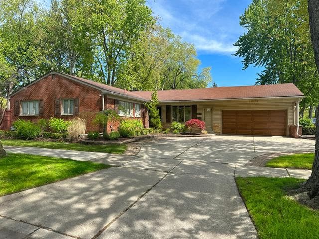 21203 River Road, Grosse Pointe, MI 48236