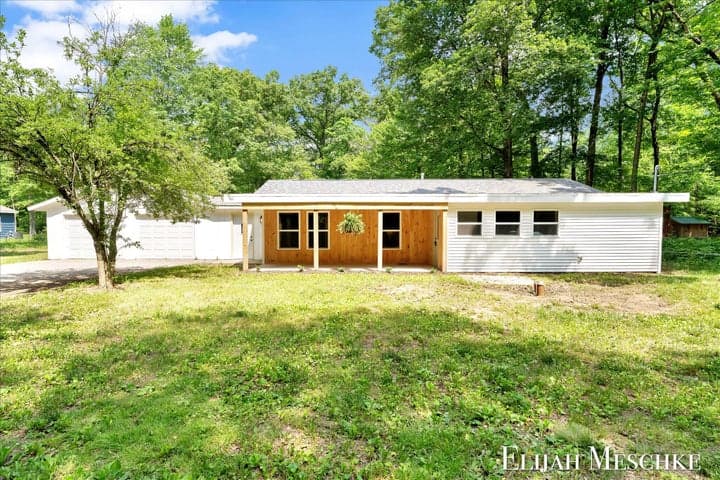 8938 Mackinaw Trail Drive, Howard City, MI 49329