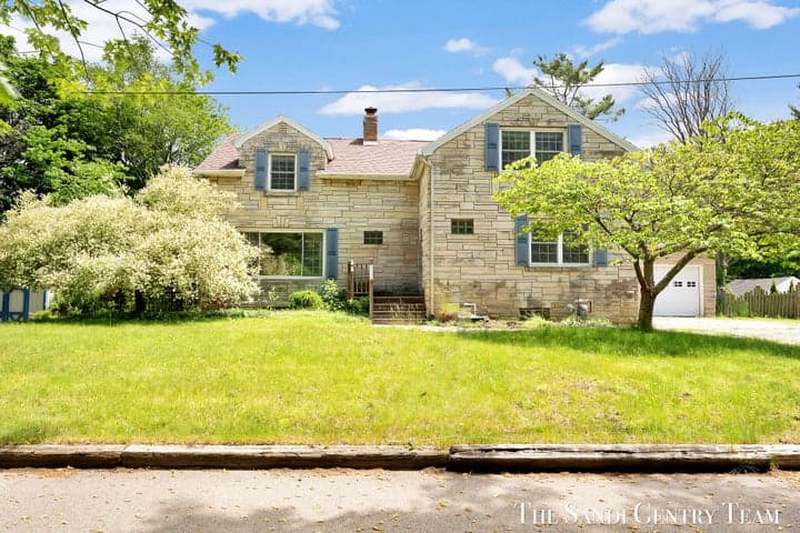 15008 Lakeshore Drive, Grand Haven, MI 49417