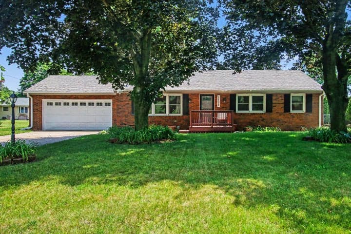 2125 Pawnee Path, Stevensville, MI 49127