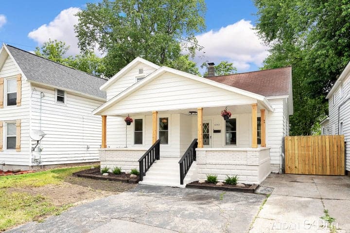1050 Broadway Avenue NW, Grand Rapids, MI 49504